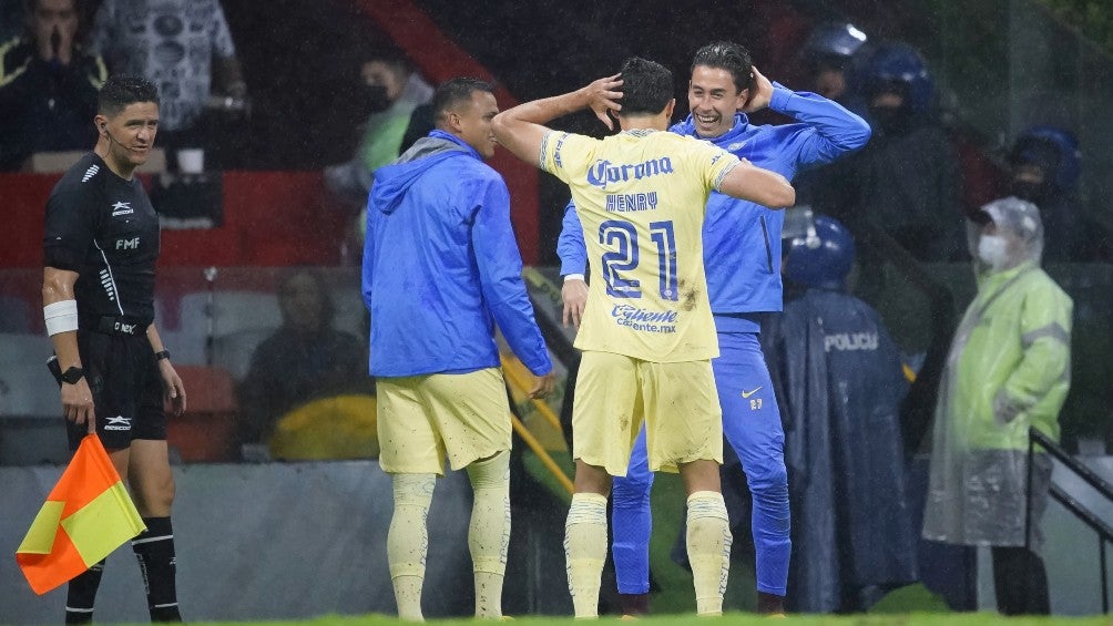 Henry Martín y Óscar Jiménez festejando un gol