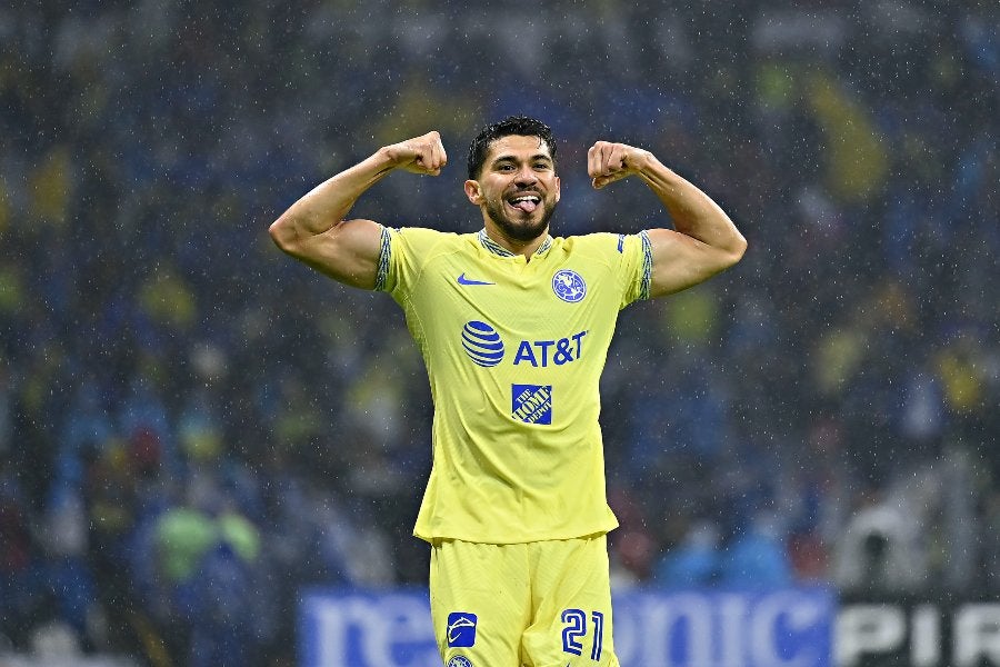 Henry Martín celebrando un gol con América