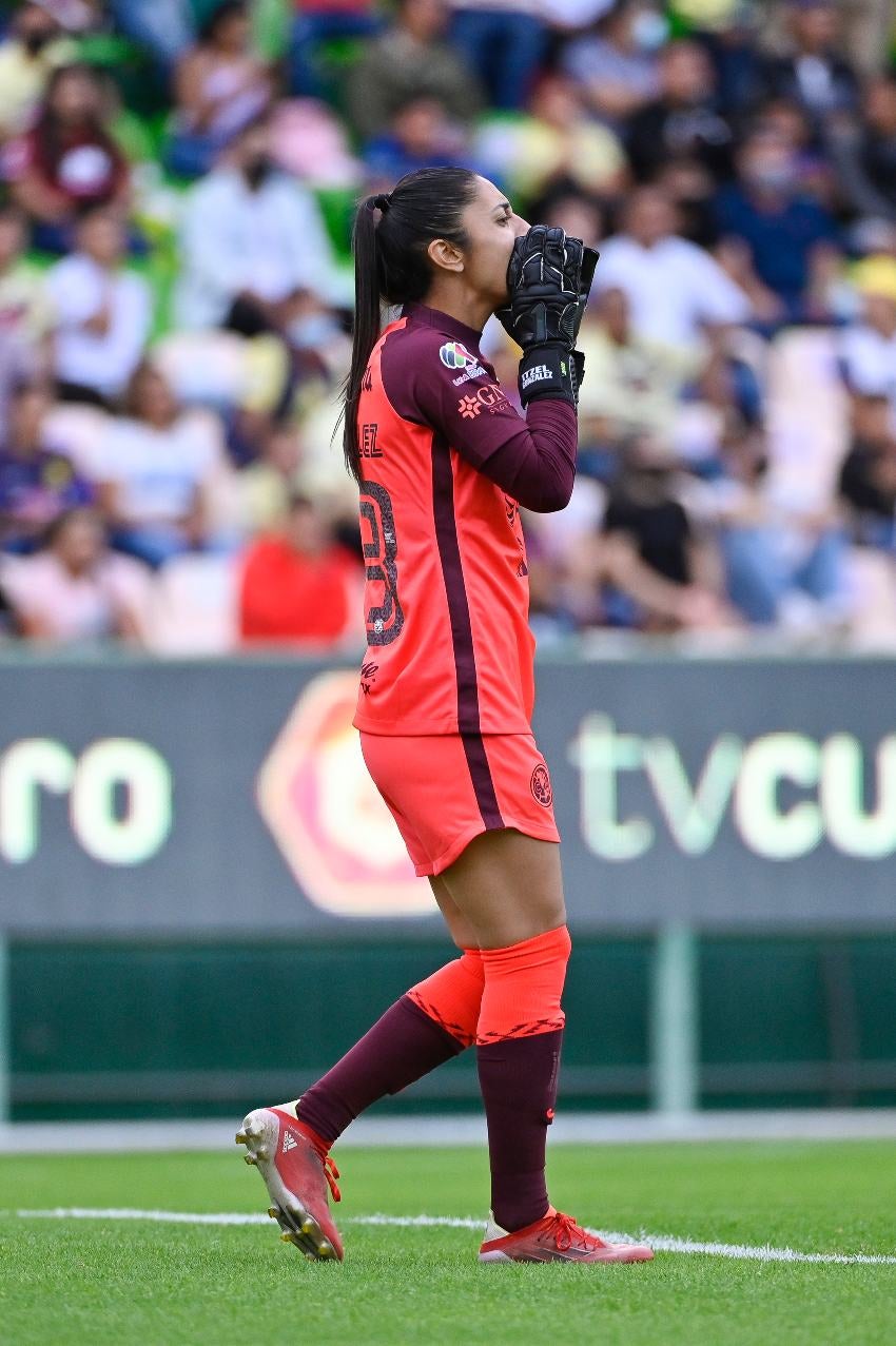 Itzel González en un partido de América