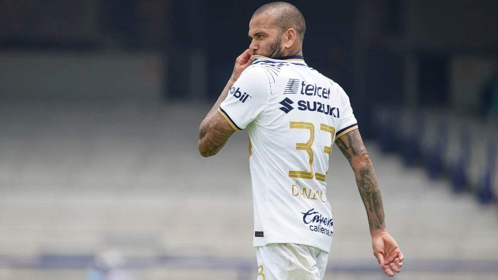 Dani Alves en la derrota de Pumas