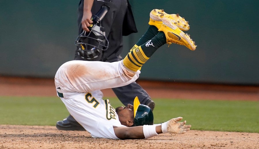 Tony Kemp llega a home para ganar el juego