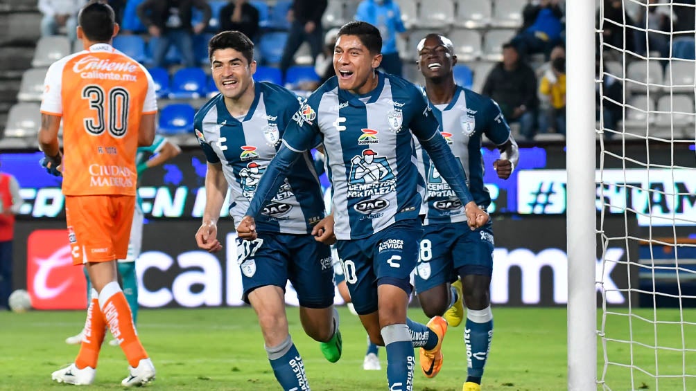 Luna festeja un gol con Pachuca 