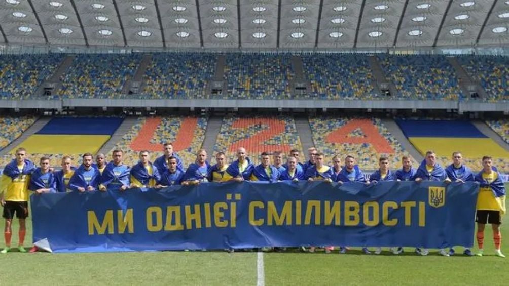 Los jugadores del Shaktar salieron con una pancarta 