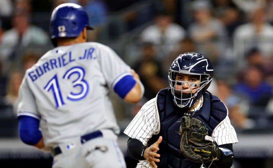 Lourdes Gurriel Jr. llega a home ante Jose Treviño