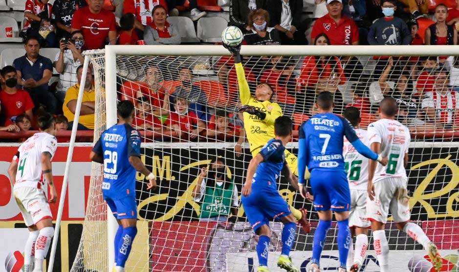 Malagón en acción ante Rayados