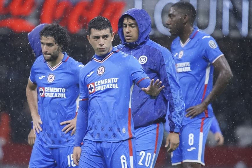 Jugadores de Cruz Azul, en lamento