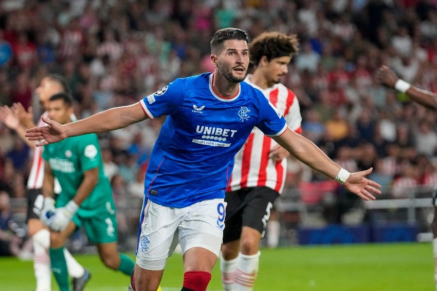 Colak celebrando su gol, atrás Ramalho tras su error