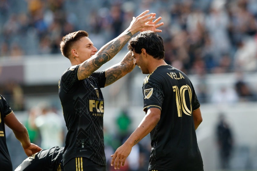 Brian Rodríguez celebrando un gol con Vela