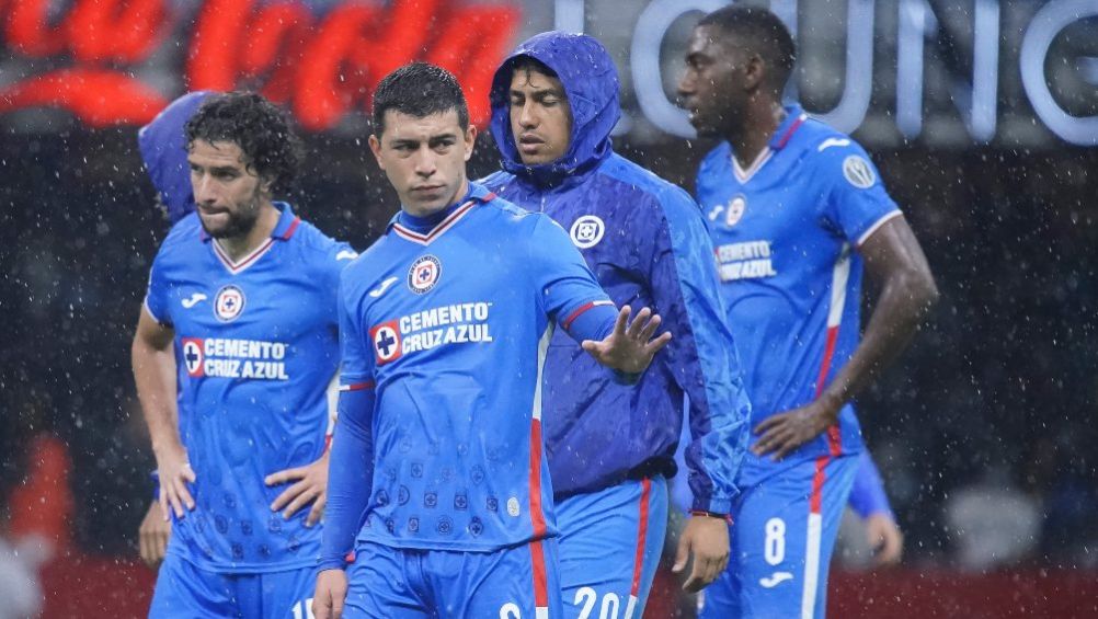 Jugadores de Cruz Azul en lamento