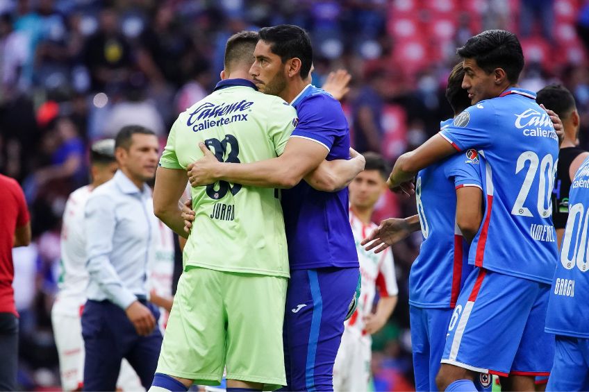 Corona y Jurado tras un partido de Cruz Azul