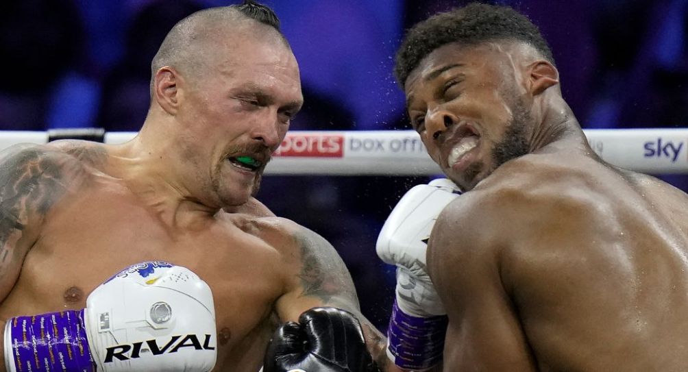 Anthony Joshua y Usyk durante la pelea