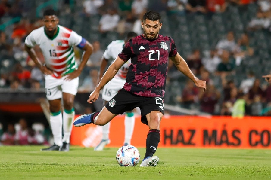 Henry Martín durante un partido con el Tri