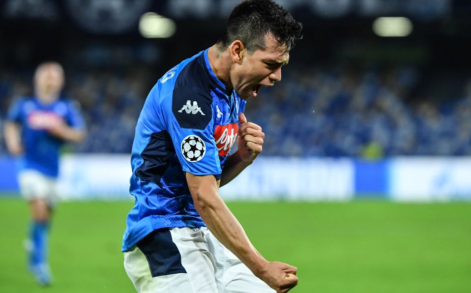 Hirving Lozano jugando Champions League con el Napoli