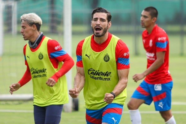 Pollo Briseño reacciona durante partido de Chivas