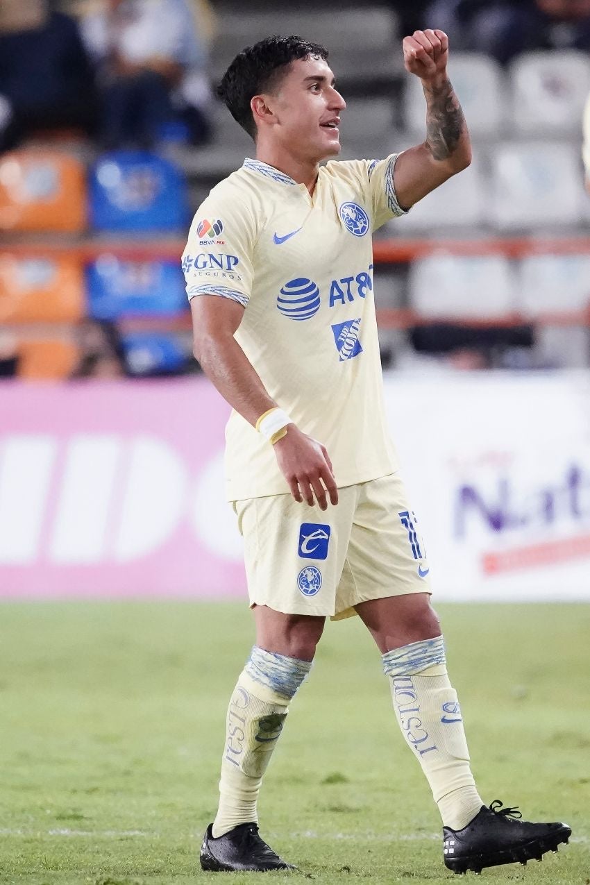 Zendejas en un partido de América