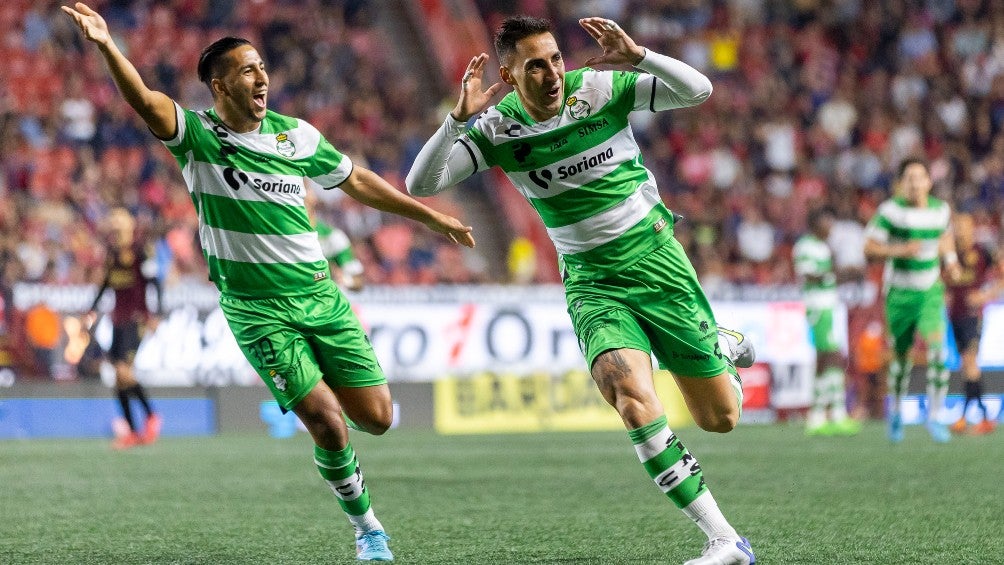 Javier Correa celebra con Santos