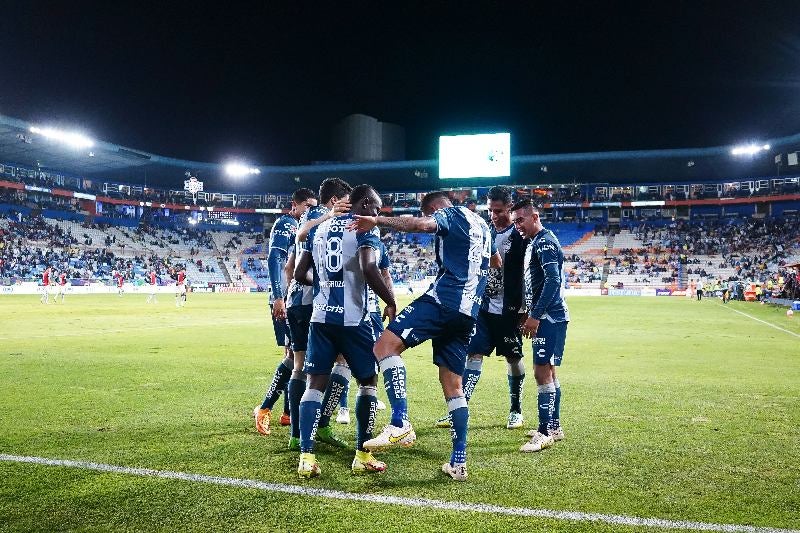 Jugadores de Tuzos en festejo de gol