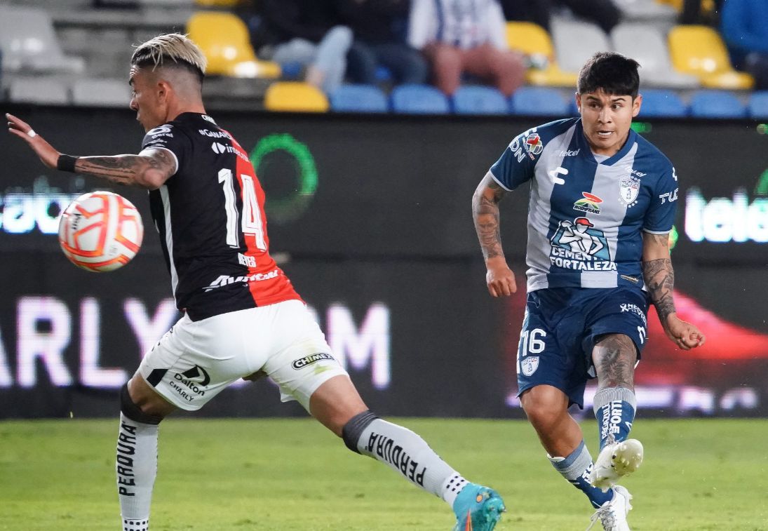 'Chofis' apunto de anotar su primer gol con Pachuca