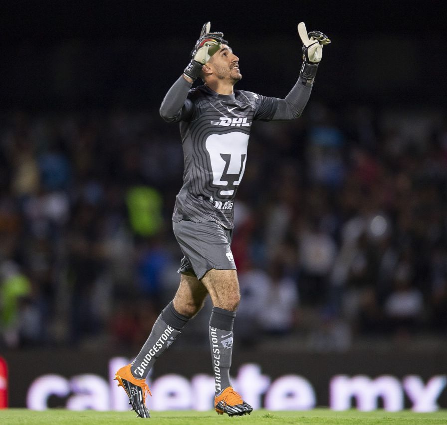 Gil Alcalá en su debut con Pumas