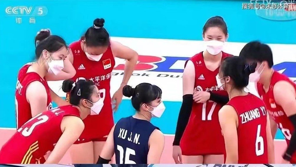 Selección China de voleibol utilizó cubrebocas durante partido de la Copa de Asia