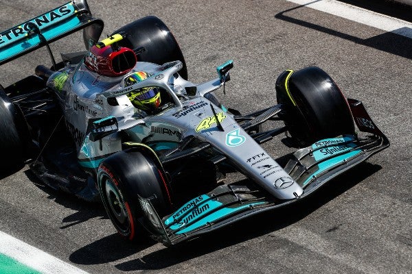 Lewis Hamilton en acción con Mercedes