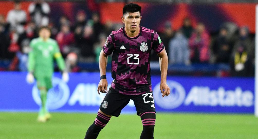 Jesús Gallardo durante un partido de México