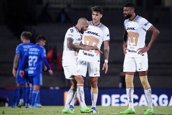 Jugadores de Pumas durante partido ante Tigres