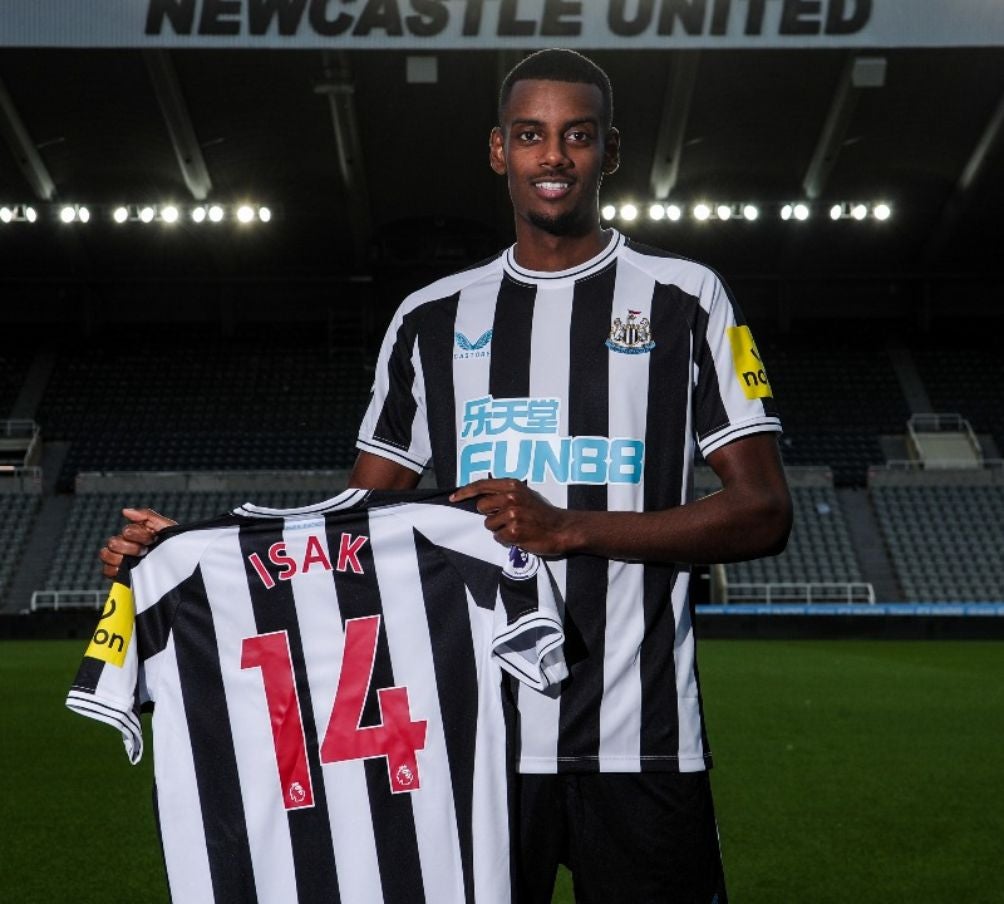 Isak usará el número 14 en el Newcastle