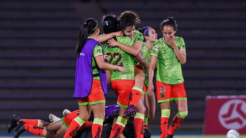 Jugadoras de Juárez festejando la victoria vs Chivas