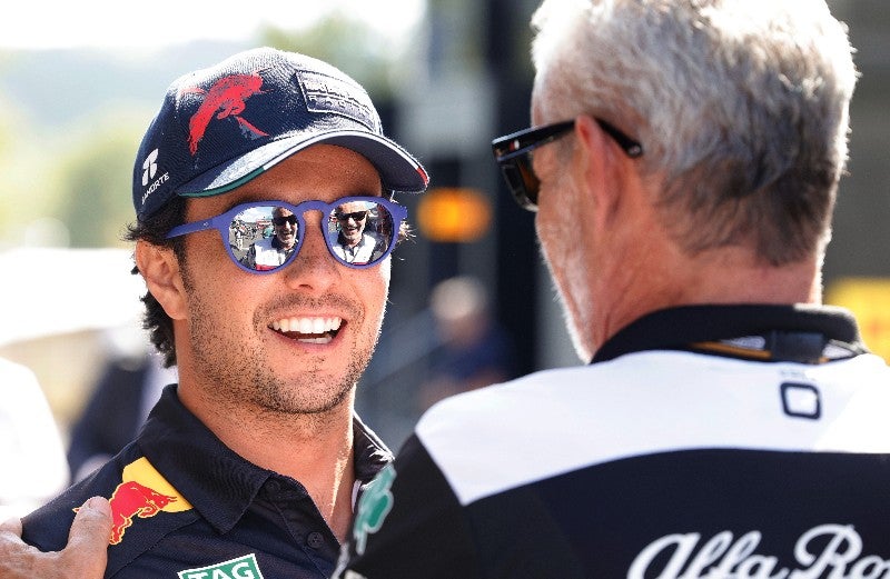 Checo Pérez llegando al paddock antes del Gran Premio de F1