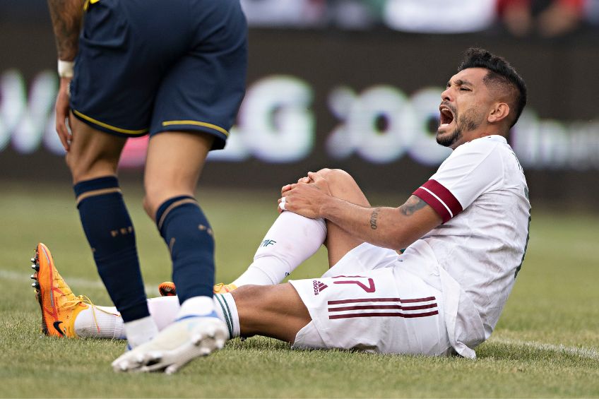 Tecatito Corona tras lesionarse con México