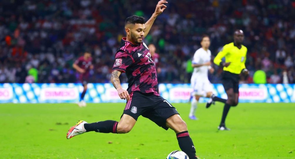 Tecatito Corona durante un partido de México