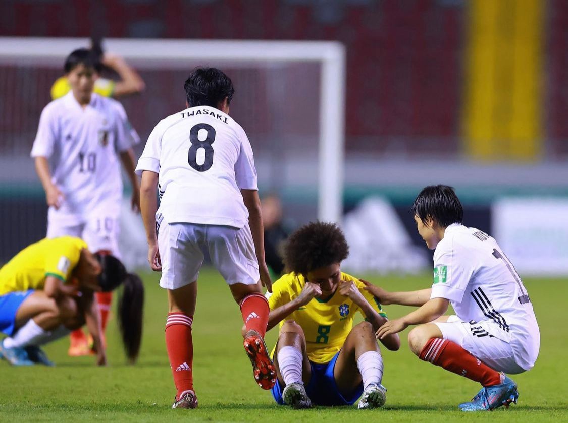 Japonesas consolando a rivales tras derrota 