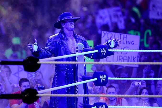 Undertaker subiendo al ring