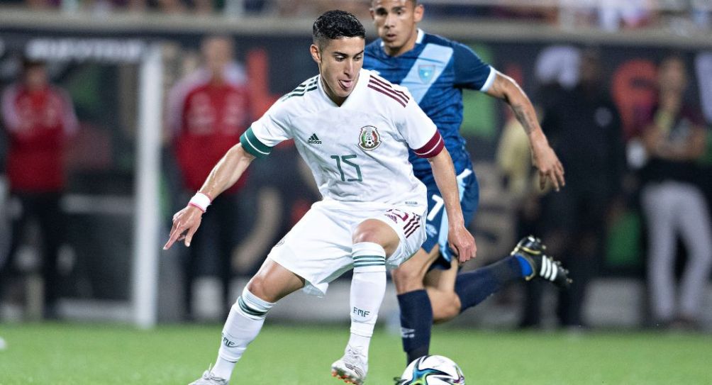 Alejandro Zendejas durante un partido de México