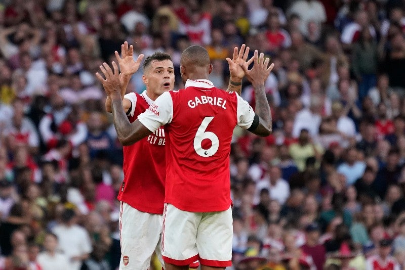 Gabriel celebra con Granit Xhaka,