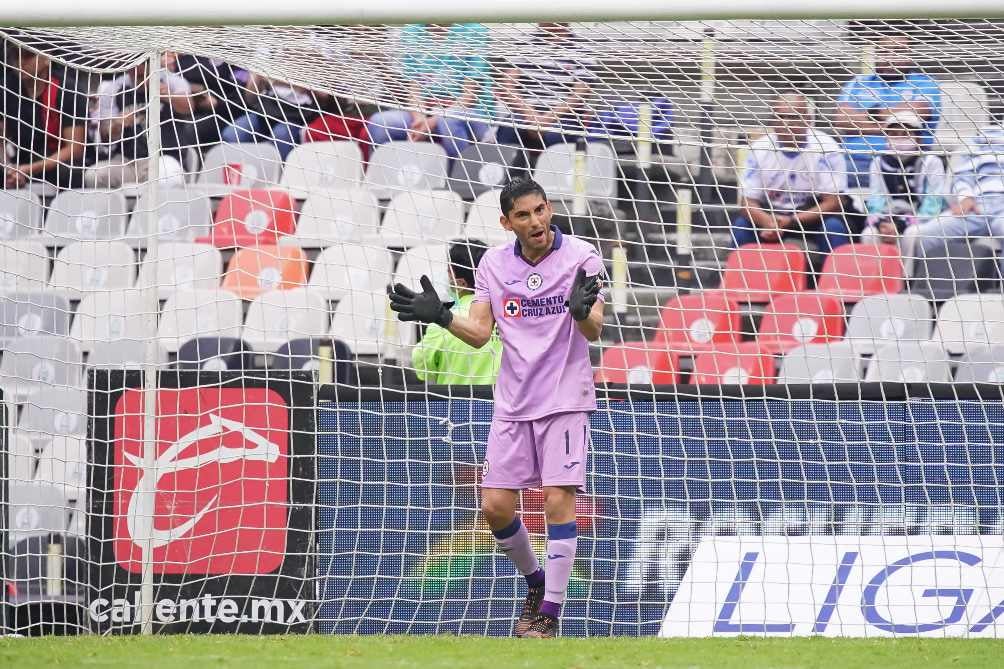 Jesús Corona le regaló su jersey a la afición de Cruz Azul