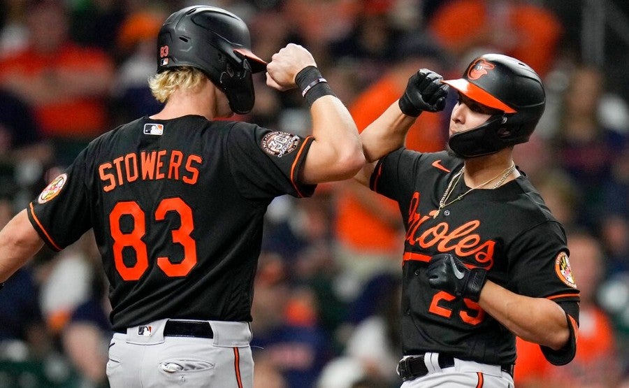 Urías celebra con Kyle Stowers