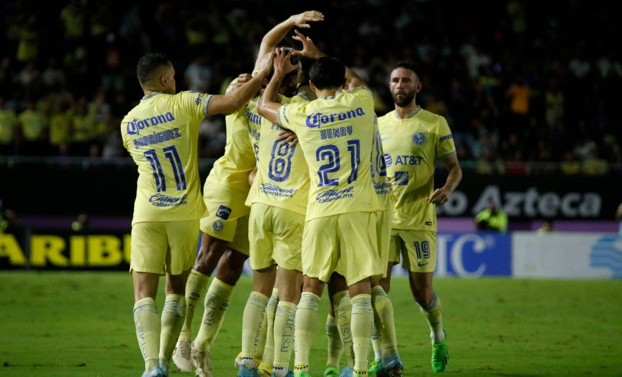 Jugadores del América celebran gol de Valdés