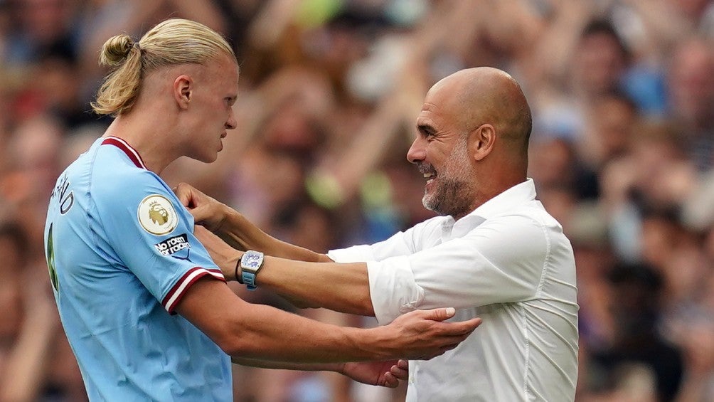 Erling Haaland celebra con Pep Guardiola