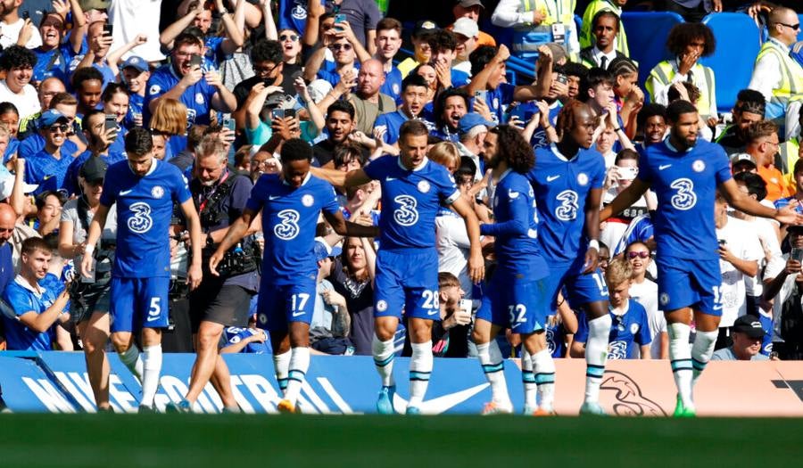 Jugadores Blues celebran gol