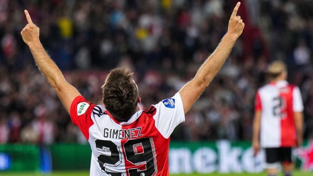 Santi Giménez celebrando su primer gol con Feyenoord