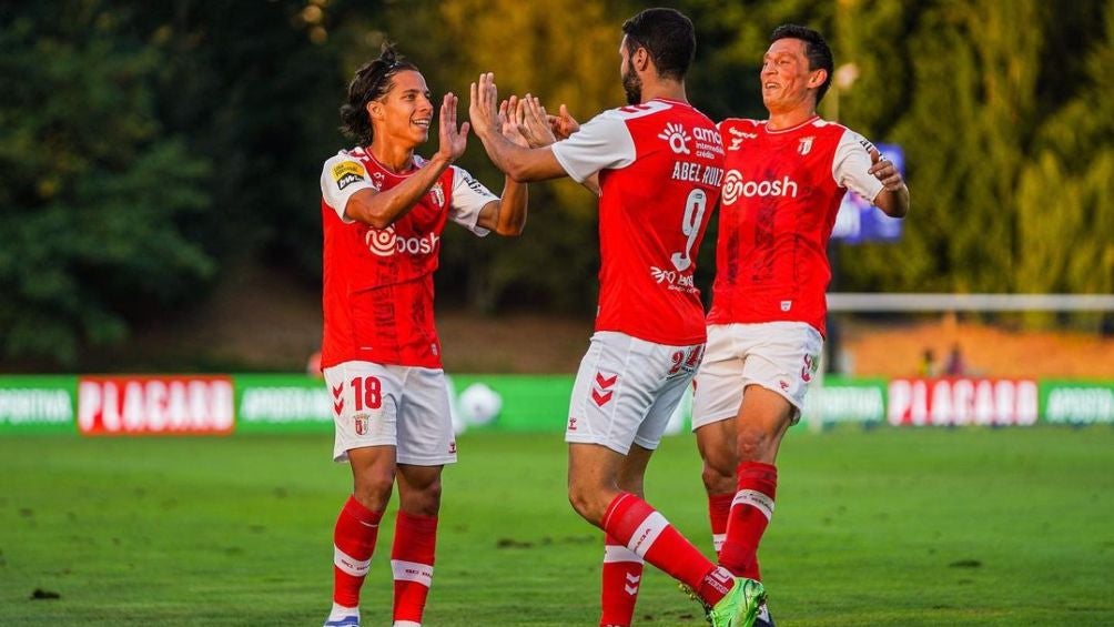 El delantero mexicano logró su primer gol en Portugal