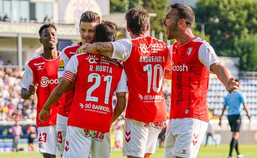 Jugadores del Braga celebran gol de Ricardo Horta