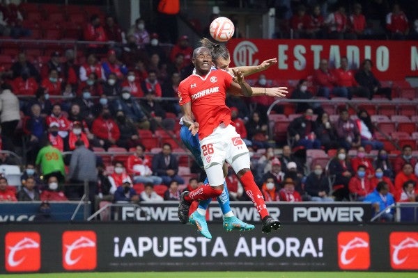 Andrés Mosquera en acción con Toluca