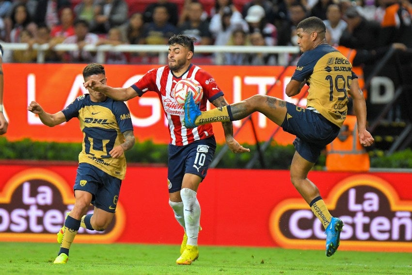 Alexis Vega en el partido ante Pumas