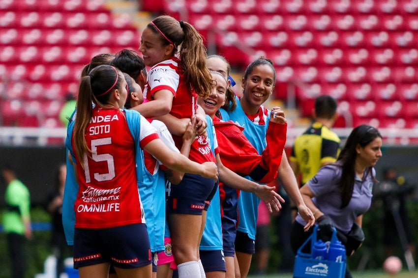 Chivas celebrando su victoria 