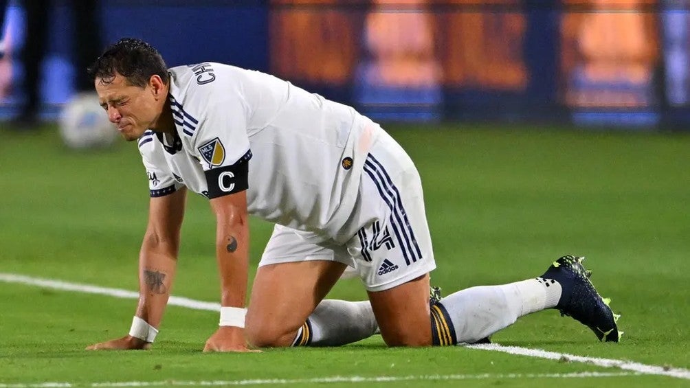 Chicharito Hernández salió por un golpe del partido del Galaxy