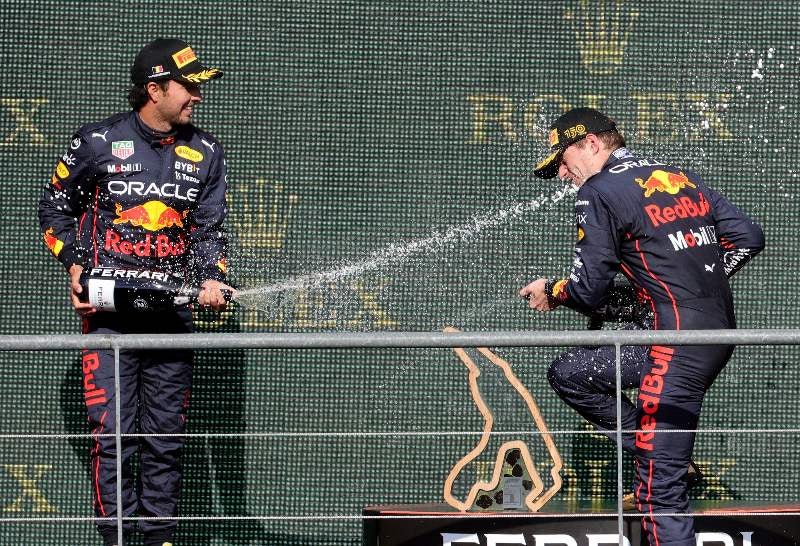 Max y Checo festejando primer y segundo lugar