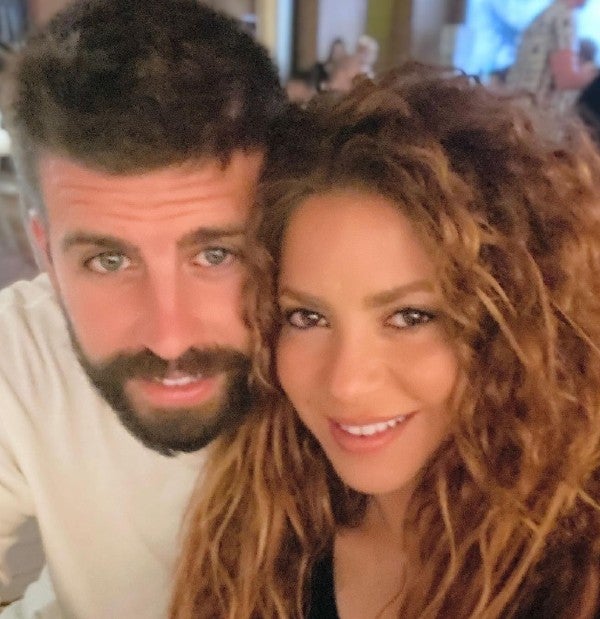 Shakira y Piqué posan juntos